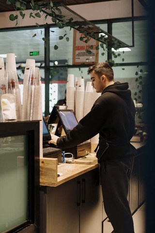 Servis Elemanı Nedir, Nasıl Olunur?